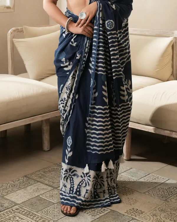Indigo_Cotton_Parecha_Border_Dabu_Print_Mul_Saree_For_Women